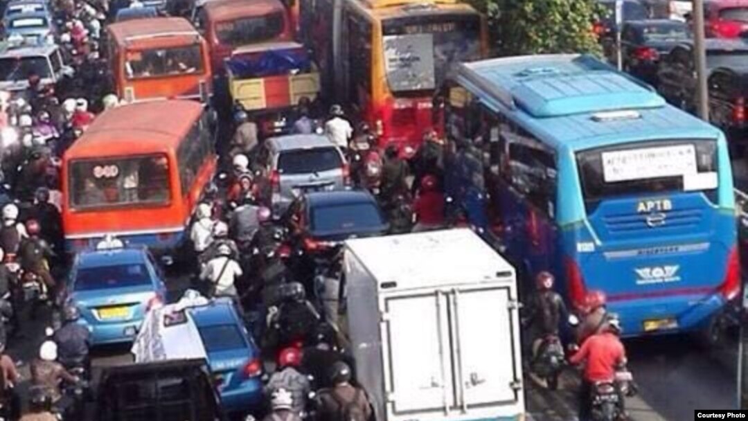 Lalu lintas di Jakarta macet total akibat unjuk rasa para sopir taksi, Selasa 22/3 (foto: courtesy).
