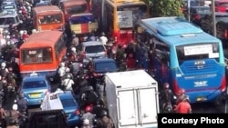 Lalu lintas di Jakarta macet total akibat unjuk rasa para sopir taksi, Selasa 22/3 (foto: courtesy).