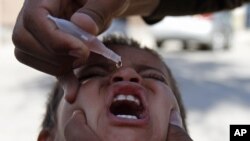 Un enfant afghans prend le vaccin contre la polio, à Jalalabad, Afghanistan, le 10 juin 2012.