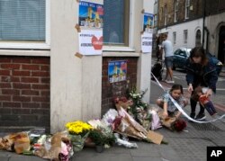 Ofrendas florales en honor de las víctimas del ataque en el Puente de Londres. Junio 4 de 2017.