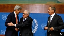 Menlu AS John Kerry , Utusan Khusus PBB Lakhdar Brahimi dan Menlu Rusia Sergei Lavrov sesaat sesudah memberikan pernyataan kepada media sehubungan dengan perundingan masalah Suriah di Markas PBB Jenewa. 