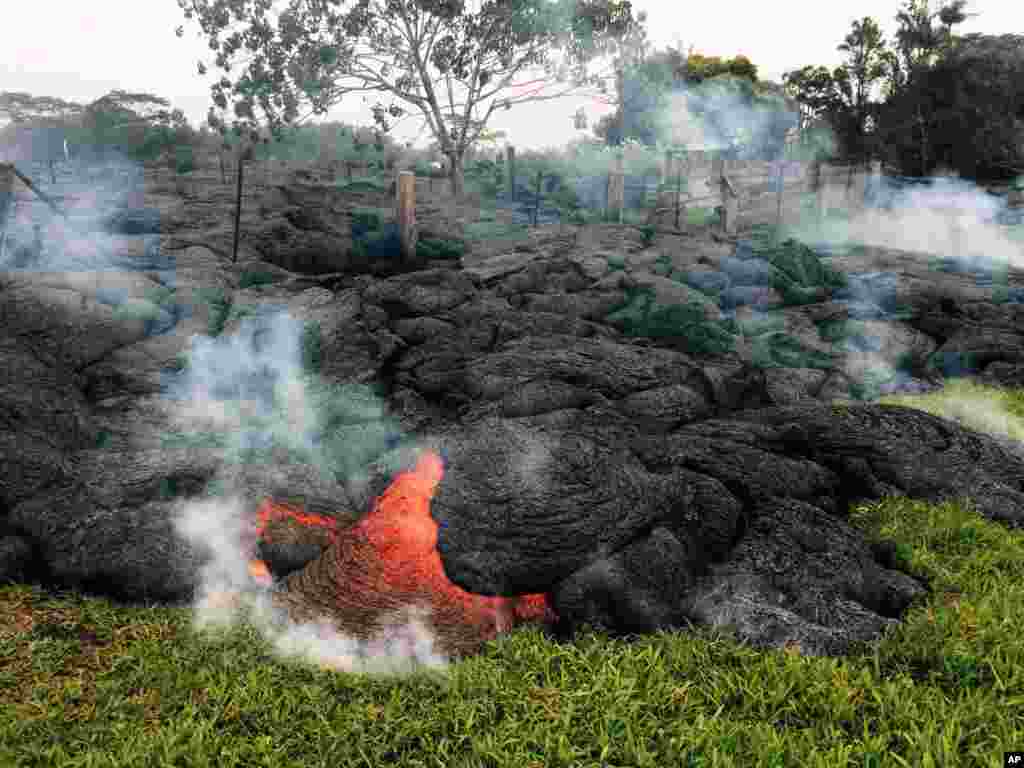 Aliran lahar dari letusan yang dimulai 27 Juni dinilai tetap aktif dan terus maju ke arah timur laut, mengancam kota Pahoa di Big Island Hawaii (26/10). (Foto: Badan Survei Geologi AS). 