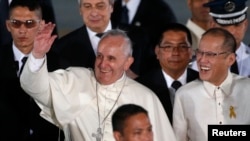 教宗方濟各星期四抵達菲律賓受到阿基諾總統歡迎