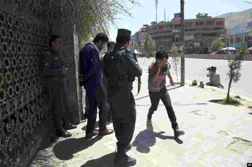 فرار مردم از صحنه درگیری میان ماموران امنیتی افغانستان و مهاجمان، در نزدیکی وزارت مخابرات این کشور