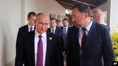 Oleg Deripaska ecën së bashku me Presidentin Putin pas një takimi ndërkombëtar në vitin 2017