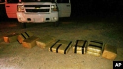 Badan Bea Cukai dan Perlindungan Perbatasan memperlihatkan mariyuana yang dibawa ke AS dari Meksiko, dekat Yuma, Arizona.