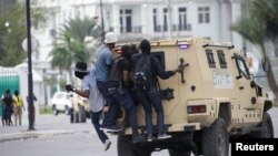 Manifestan ki sou motosiklèt nan mach pou sipòte sendika nan Polis Nasyonal la dimanch 23 fevriye 2020 an nan Pòtoprens, Channmas. 