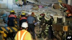 Rescatistas remueven una motocicleta de los escombros después de que un terremoto de 6.1 grados causara el colapso de un edificio comercial en Porac, en la provincia de Pampangan, al norte de Manila, Filipinas, el 22 de abril del 2019