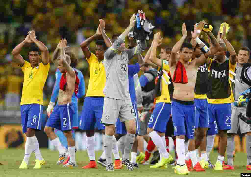 برازیل اور میکسیکو کے درمیان شاندارا کھیل پیش کیے جانے کے بعد شائقین کھلاڑیوں کو داد پیش کر رہے تھے جبکہ کھلاڑی تالیاں بجا کر شکریہ ادا کر رہے ہیں