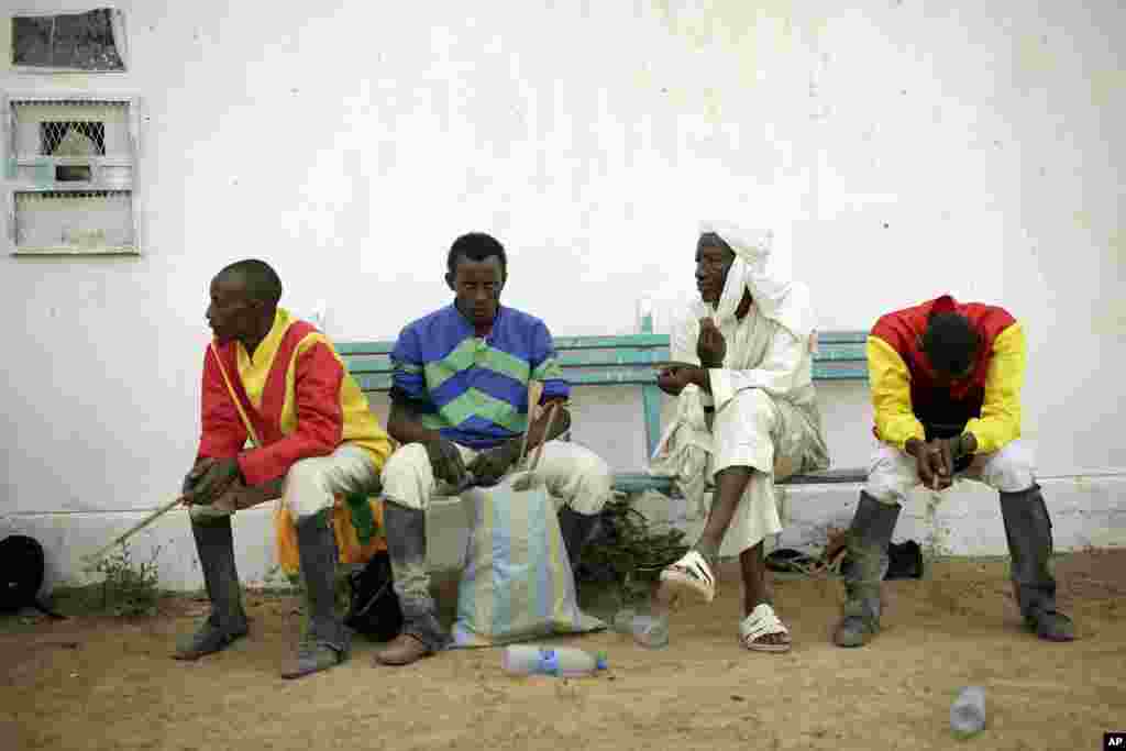 Para joki menunggu pacuan di gelanggang pacuan kuda di N&#39;djamena, Chad, 15 Maret 2015.