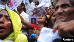 Relatives mourn as they look for garment workers.