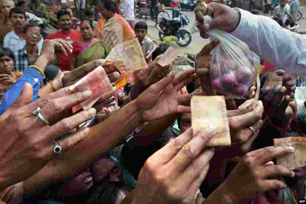 Low-income Indians scramble to buy onions at a price of 10 rupees (0.16 USD) for 500 grams, subsidized by a local club, in Kolkata. The price of onions, a staple in Indian cooking, have gone through the roof in the past few months, quadrupling to as much as 100 rupees a kilogram ($1.65) in parts of the country and turning the vegetable into an unaffordable luxury for the poor.