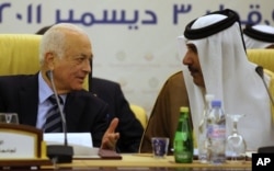 Nabil El-Arabi (à g.) s'entretient avec le Premier ministre du Qatar (3 déc. 2011)