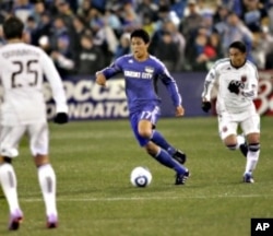 Kansas City Wizard Roger Espinoza in a game against the DC United soccer team.