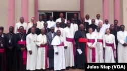 Des évêques à l'ouverture des assises de la conférence épiscopale nationale du Cameroun, à Yaoundé, Cameroun, 23 avril 2017. (VOA/ Jules Ntap)