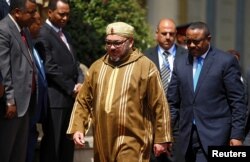 Morocco's King Mohammed, who visited Ethiopia's Prime Minister Hailemariam Desalegn (right), Nov. 19, 2016, has been touring Africa seeking support for a return to the African Union.