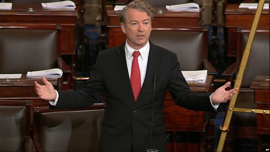 El senador Rand Paul habla al pleno del Senado la noche del jueves, mientras se negaba a una votación rápida del presupuesto.