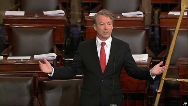 El senador Rand Paul habla al pleno del Senado la noche del jueves, mientras se negaba a una votación rápida del presupuesto.