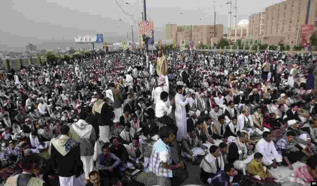 Protestors demanding that the relatives of former President Ali Abdullah Saleh be fired from army and police posts attend Eid al-Fitr prayers in Sanaa, Yemen, August 19, 2012. 