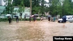 11일 북한 원산지역에 폭우가 쏟아져 시가지가 물에 잠겨있는 모습을 조선중앙통신이 보도했다.