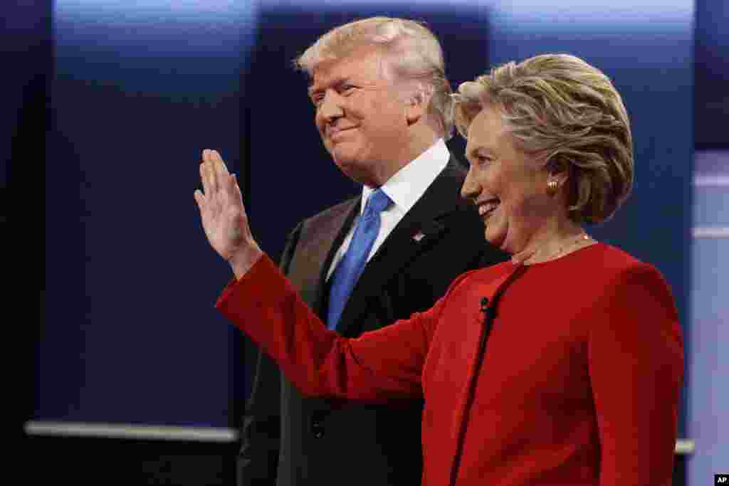 Kandidat presiden AS dari Partai Republik Donald Trump (kiri) bersama kandidat Partai Demokrat Hillary Clinton sebelum debat kepresidenan pertama di Hofstra University (26/9) di Hempstead, New York.&nbsp;(AP/ Evan Vucci)