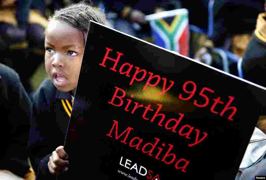 Trẻ em cẩm bảng với lời chúc mừng sinh nhật ông Nelson Mandela tại một trường học ở Atteridgeville, gần Pretoria, 18 tháng 7, 2013.