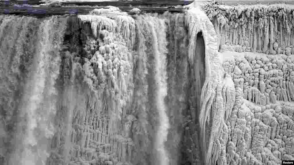 Le côté américain des chutes de Niagara Falls photographié en Ontario, le 8 Janvier 2014. L&#39;air glacial et &quot;vortex polaire&quot; qui a affecté environ 240 millions de personnes aux États-Unis et le sud du Canada partira au cours de la seconde moitié de cette semaine.