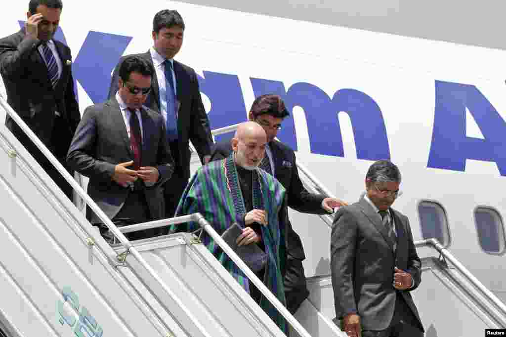 Afghanistan's President Hamid Karzai disembarks from his plane upon his arrival at the airport in New Delhi, May 26, 2014.