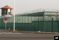 资料照：中国新疆阿图什市的一个拘留设施外的瞭望塔和铁丝网（2018年12月3日）