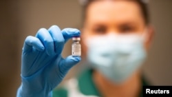 Arhiva, ilustracija - Medicinska radnica drži bočicu vakcine protiv koronavirusa proizvođača Fajzer-BioNTek, u univerzitetskoj bolnici u Koventriju, 8. decembra 2020. (Jacob King/Pool via REUTERS/File Photo)