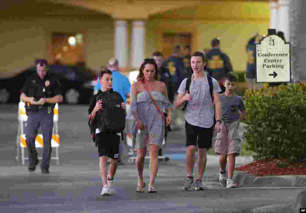 Des membres de famille viennent chercher leurs enfants de l&#39;école à Parkland, en Floride, le 14 février 2018.