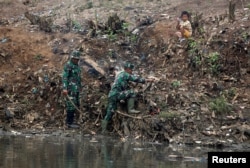Para anggota TNI terlibat dalam program pembersihan Sungai Citarum di Bandung Selatan, Jawa Barat (foto: dok).