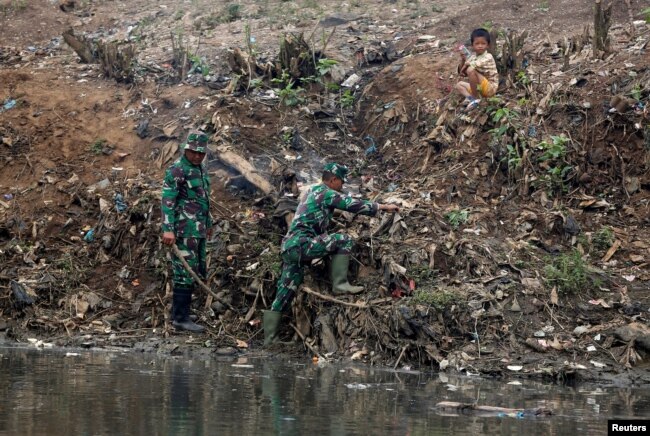 Para anggota TNI terlibat dalam program pembersihan Sungai Citarum di Bandung Selatan, Jawa Barat (foto: dok).