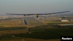 ເຮືອບິນພະລັງແສງອາທິດ Solar Impulse 2, ຂັບໂດຍ ຜູ້ບຸກເບີກ ຊາວສະວິດເຊີແລນ ທ່ານ Bertrand Piccard ພວມບິນລົງຈອດ ຢູ່ທີ່ນະຄອນ Seville ຂອງ Spain, ຫຼັງຈາກໄດ້ເສັດສິ້ນ ການບິນ 70 ຊົ່ວໂມງ ຂ້າມມະຫາສະໝຸດ Atlantic, ວັນທີ 23 ມິຖຸນາ 2016.