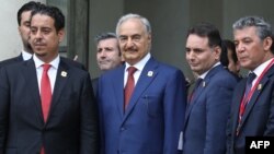 Marshall Khalifa Haftar, chef d'état-major libyen de l'armée nationale libyenne de l'est libyen, 2e à gauche, se tient avec sa délégation sur les marches de l'Elysée à la suite de la conférence internationale sur la Libye à Paris le 29 mai 2018.