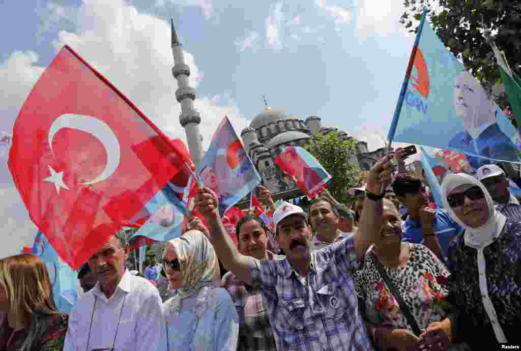 Người ủng hộ vẫy cờ trong một cuộc mít-tinh ở Istanbul ủng hộ Thủ tướng Thổ Nhĩ Kỳ Recep Tayyip Erdogan và cũng là ứng cử viên tổng thống. Ông Erdogan có phần chắc sẽ giành được vị trí lịch sử là tổng thống đầu tiên của Thổ Nhĩ Kỳ do dân bầu ra vào ngày Chủ nhật. 