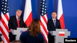 美国总统川普和波兰总统杜达在波兰华沙举行的联合记者会上(2017年7月6日)