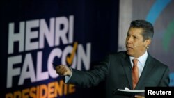 El candidato presidencial opositor venezolano Henri Falcón propone dolarizar la economía del país.