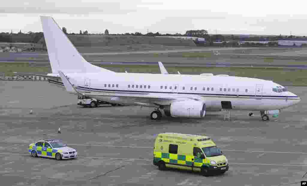 Xe cứu thương chở c&ocirc; Malala Yousufzai rời khỏi s&acirc;n bay Birmingham, Anh, ng&agrave;y 15 th&aacute;ng 10, 2012.