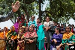 Pekerja pabrik pakaian Swan yang baru-baru ini ditutup berunjuk rasa di luar kantor Asosiasi Produsen dan Ekspor Garmen Bangladesh (BGMEA) di Dhaka, Bangladesh, 4 Mei 2015. (Foto: dok).