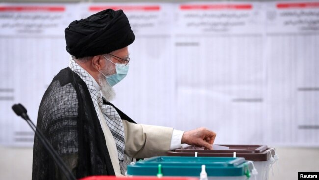جمعے کو مقامی وقت کے مطابق صبح سات بجے ووٹنگ کا عمل شروع ہوا تو دارالحکومت تہران میں آیت اللہ خامنہ نے سب سے پہلے اپنا ووٹ کاسٹ کیا۔