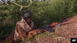 Soldat en position lors du coup d'Etat au Burkina Faso, le mardi 29 septembre 2015. (AP /Theo Renaut)