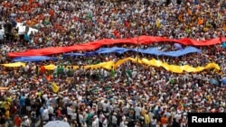 Ribuan pendukung oposisi Venezuela melakukan demonstrasi menentang Presiden Nicolas Maduro dalam aksi di Caracas, Rabu (26/10). 