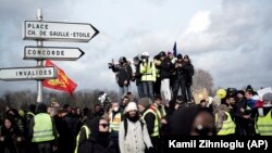 Para demonstran Rompi Kuning melakukan aksi protes minggu ke-13 di Paris, hari Sabtu (9/2).