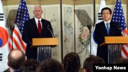 Mike Pence avec le président par intérim Hwang, en Corée du Sud, le 17 avril 2017.