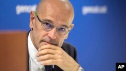 Minister of Foreign Affairs, Institutional Relations and Transparency Raul Romeva speaks with the media at the delegation offices in Brussels, Sept. 28, 2017. 