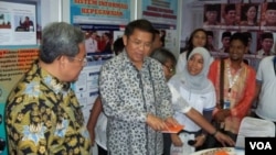 Menteri Komunikasi dan Informatika Rudiantara (tengah) didampingi Gubernur Jawa Barat Ahmad Heryawan dalam kunjungan kerja ke kota Bandung (25/11). (VOA/R. Teja Wulan)