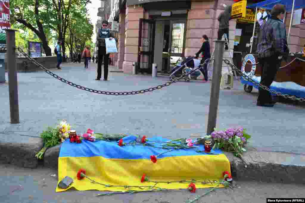 У центрі міста - квіти на згадку про загиблих про-українських активістів.