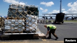 18일 바누아투 포트빌라 공항에서 구호요원이 뉴질랜드에서 온 긴급 구호물자를 내리고 있다.