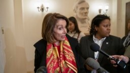 Chủ tich Hạ viện Nancy Pelosi trả lời phóng viên sau khi chính thức hoãn bài diễn văn của Tổng thống Donald Trump cho tới khi chính phủ mở cửa trở lại (ảnh chụp ngày 23/1/2019 tại Washington D.C)